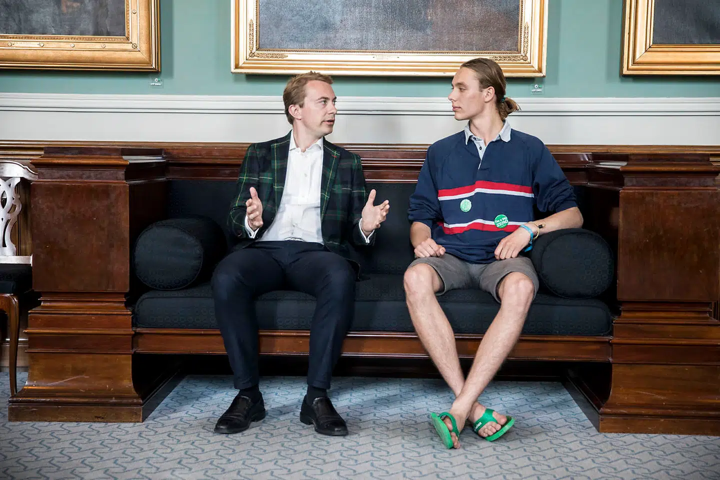 Morten Messerschmidt og klimaaktivisten Rasmus Madsen har taget plads i et af Christiansborgs mange lokaler for at tale klimapolitik.
