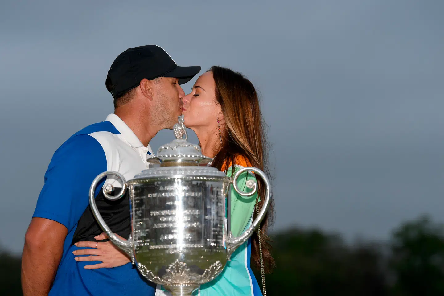 Jena Sims fik sit kys, da hun fejrede triumfen sammen med Brooks Koepka efter afslutningen på turneringen.