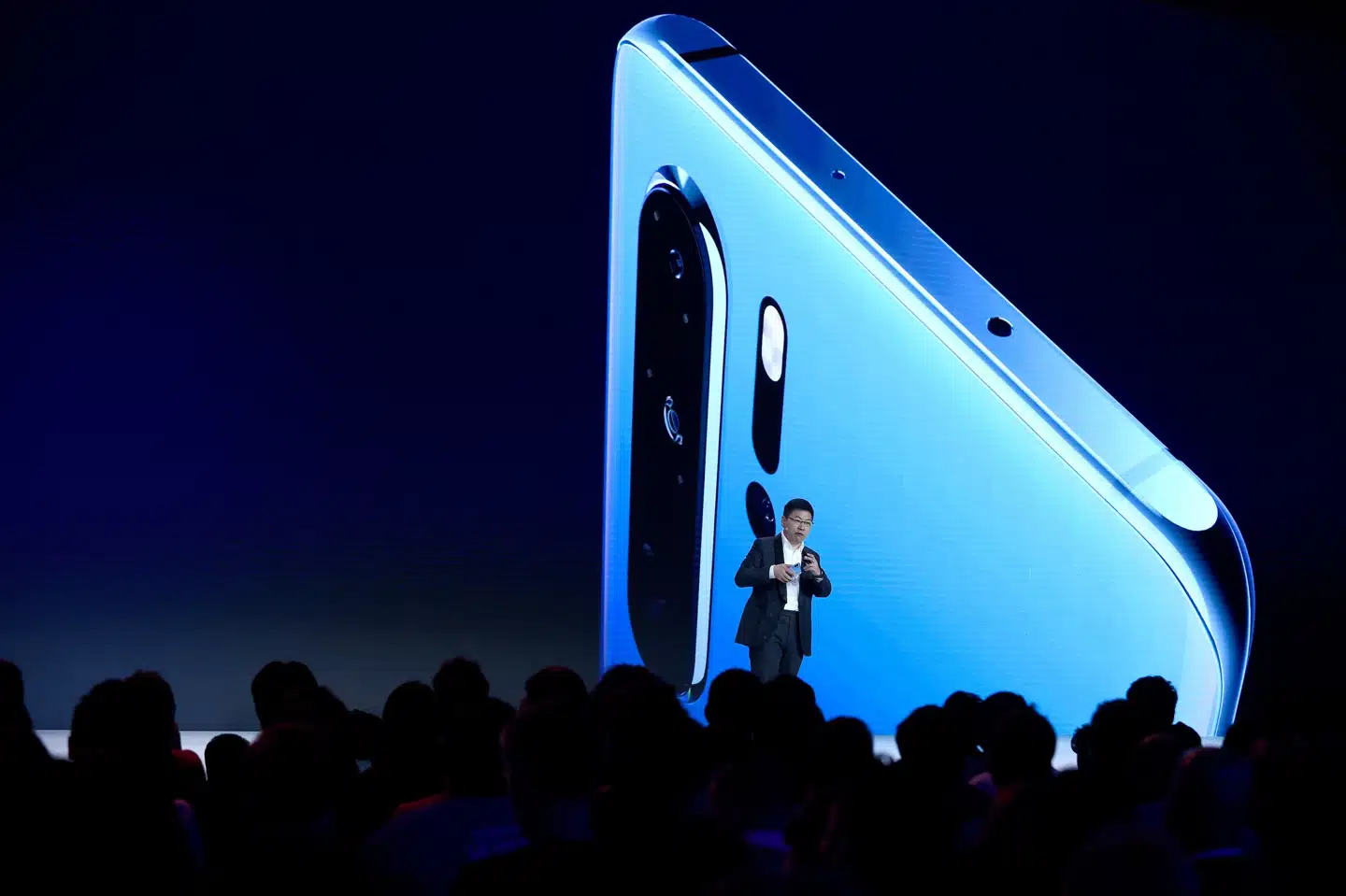 Handelskrigen mellem USA og Kina får nu konsekvenser for brugerne af telefoner fra Huawei. Google har nemlig begrænset adgangen for den kinesiske mobilproducent til dele af softwaren Android. Android er styresystemet i selskabets telefoner - blandt andet i den nye Huawei P30, der blev præsenteret i Paris i marts. (Arkivfoto) Eric Piermont/Ritzau Scanpix