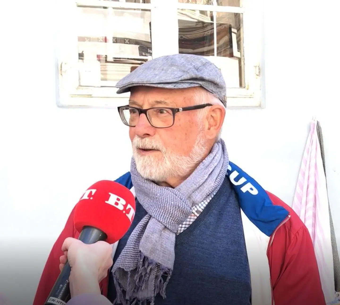 Niels synes, at Florien og de andre unge burde blive i skole.