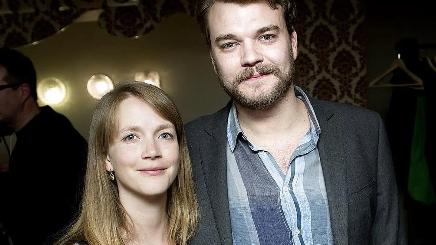 Pilou Asbæk danner par med dramatikeren Anna Bro. Sammen har de datteren Agnes på seks år.