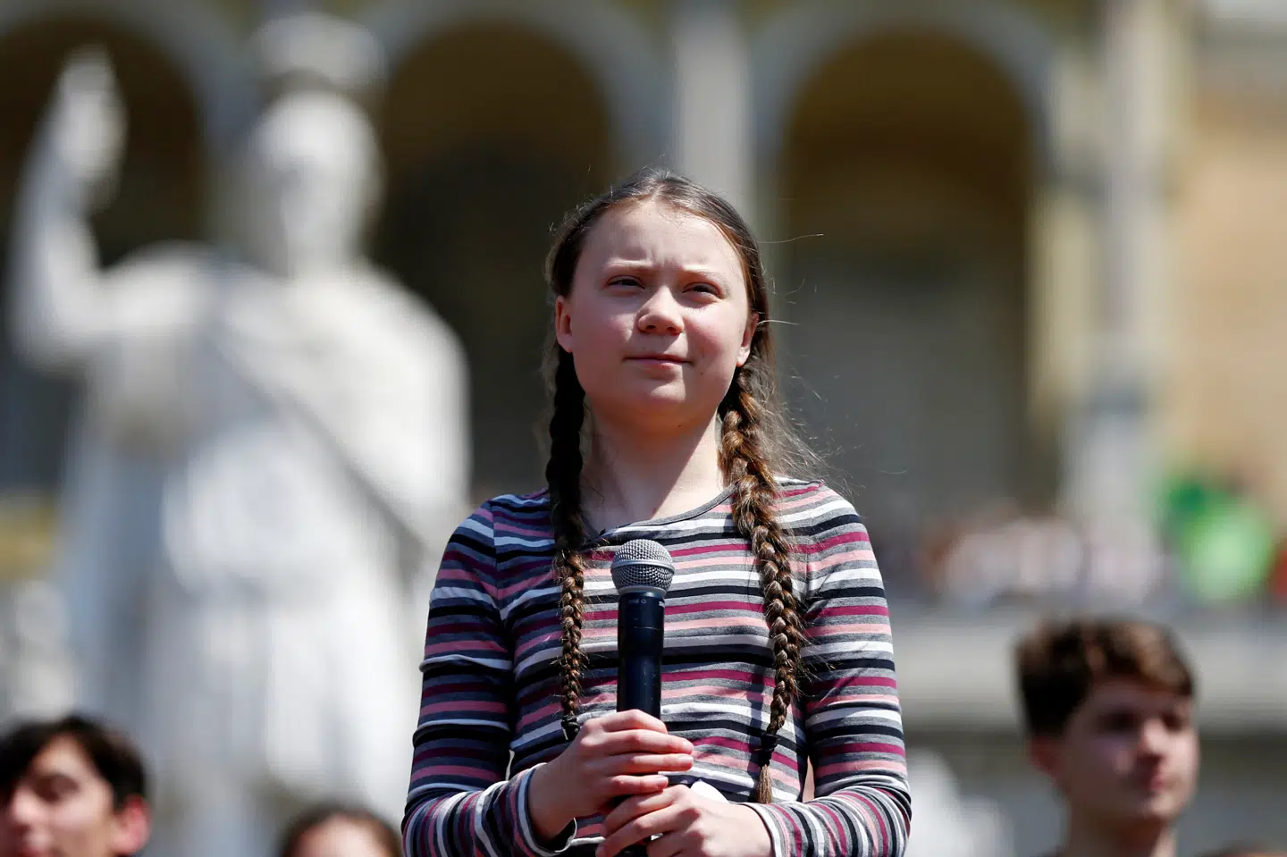Svenske Greta Thunberg er 16 år gammel og går i svensk folkeskole. Hun er blevet kendt internationalt for sit engagement inden for den grønne omstilling. Her deltager hun i en demonstration blandt italienske studerende på Piazza del Popolo i Rom 19. april. Yara Nardi/Reuters