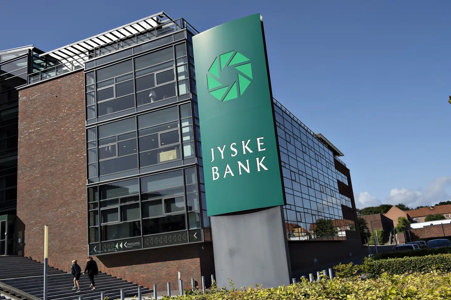 Jyske Banks ordførende direktør, Anders Dam, siger, at banken i nogle tilfælde i mistænkelige sager - efter anmodning fra myndighederne - undlader at gribe ind og fryse konti af hensyn til efterforskningen. (Arkivfoto) Henning Bagger/Ritzau Scanpix