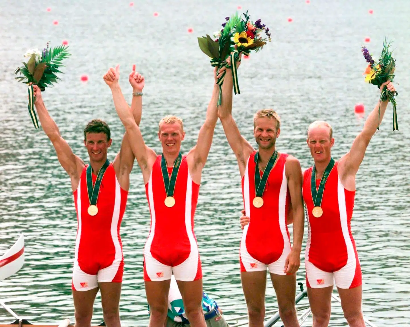 Guldfireren – Victor Feddersen, Eskild Ebbesen, Thomas Poulsen og Niels Henriksen – ved præmieoverrækkelsen på Lake Lanier nær Atlanta ved OL 1996.