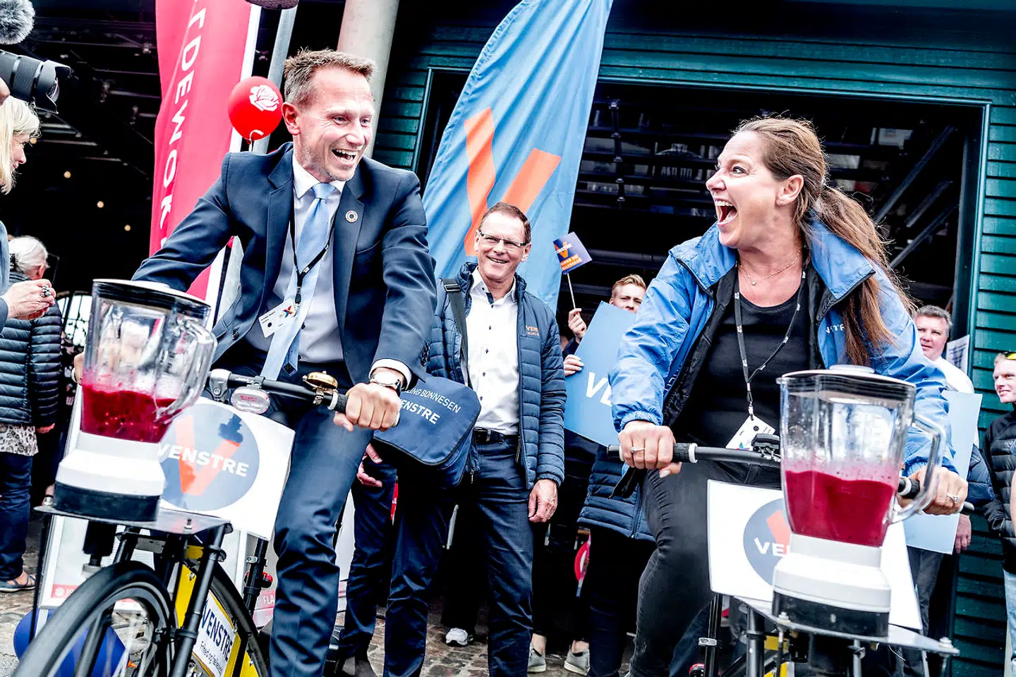 FV19. Valgfolkemøde-pop, TV 2 i Odense. Kristian Jensen (V) kører om kap på en cykel, der kan lave smoothies, mod Venstres lokale kandidat, Jane Heitmann.