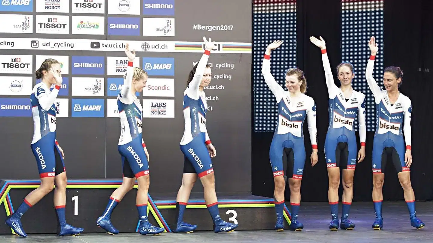Cecilie Uttrup med Cervélo-Bigla Pro Cycling-teamet på podiet.