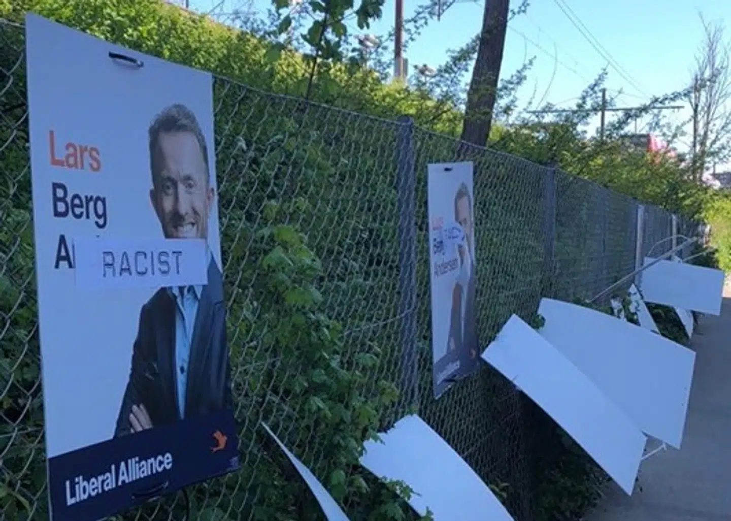 Valgplakater bliver klippet ned og saboteret.