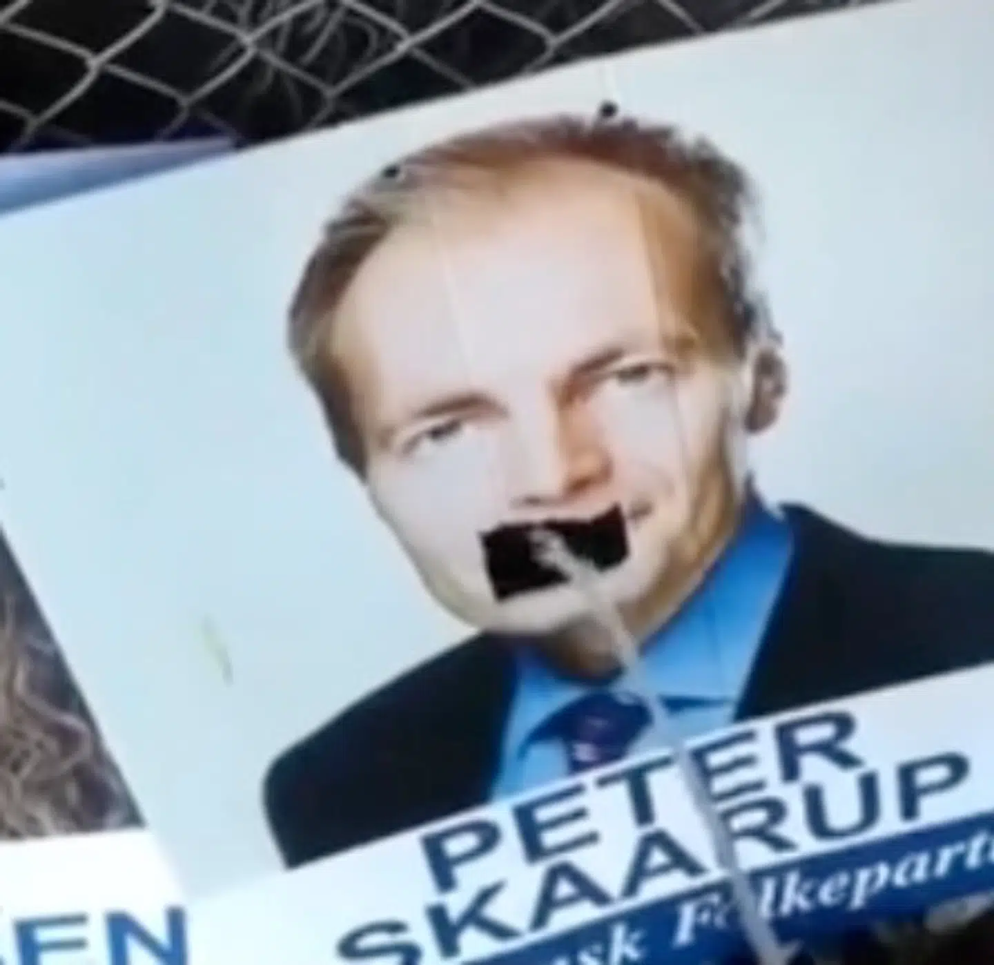Flere politikere har oplevet, at folk har tisset på deres plakater.
