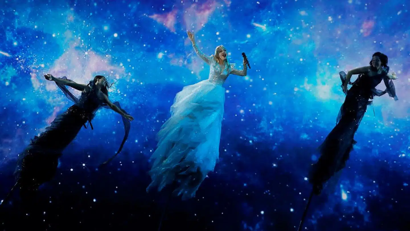 Kate Miller-Heidke fra Australia deltager med sangen 'Zero Gravity'.