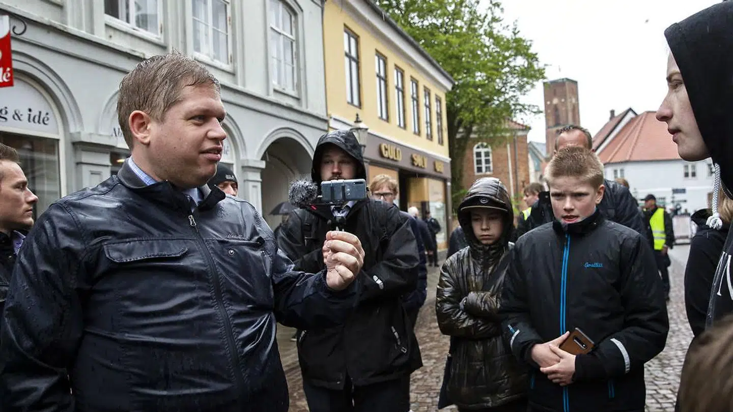 Rasmus Paludan med hans evigt tavse kameramand, der troligt følger ham på demonstrationerne rundt i Danmark. (Foto: Mikkel Berg Pedersen/Ritzau Scanpix)