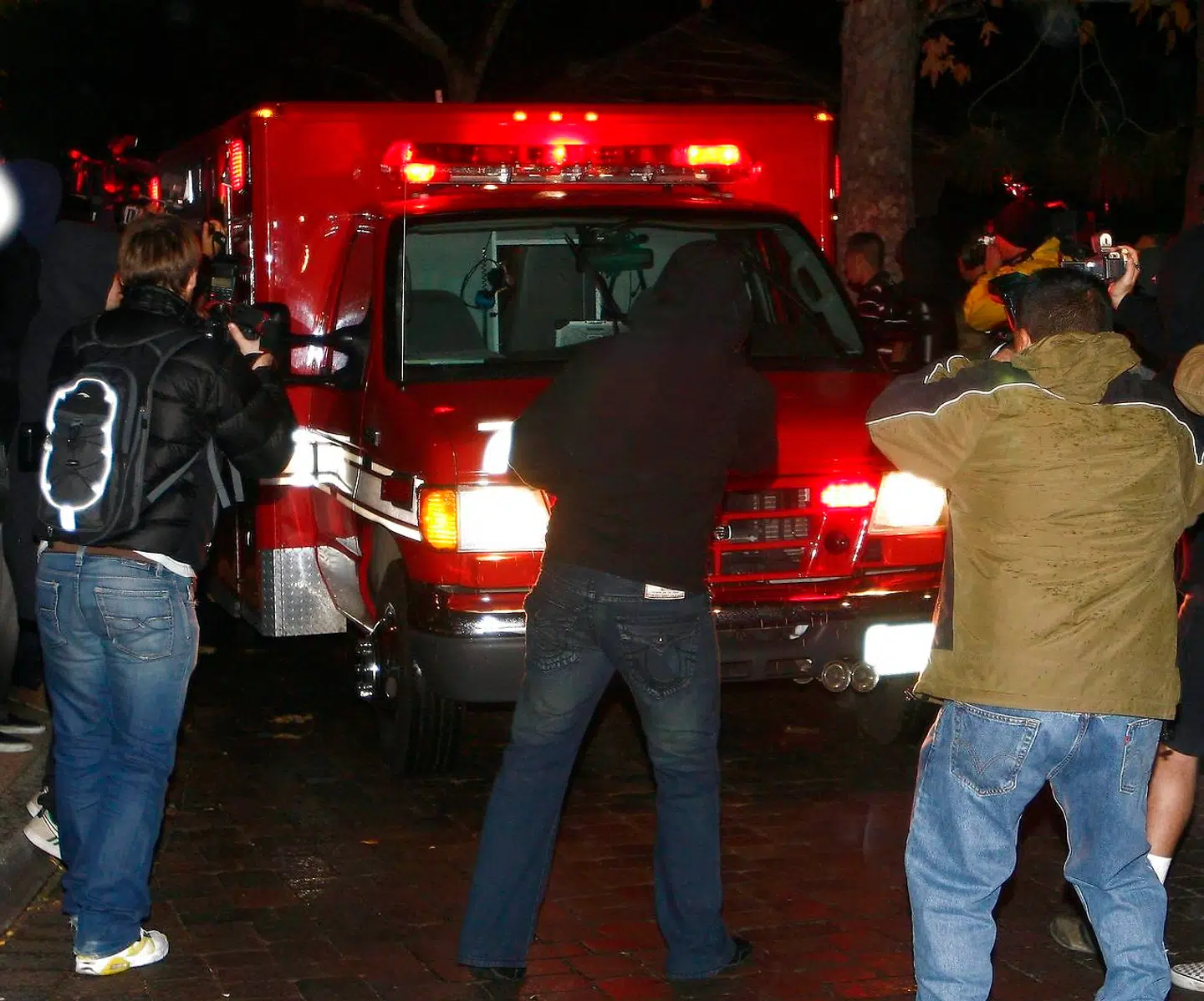 Som blodtørstige hyæner følger paparazzi-fotograferne efter ambulancen, der bringer Britney Spears til tvangsindlæggelse på den lukkede psykiatriske afdeling.