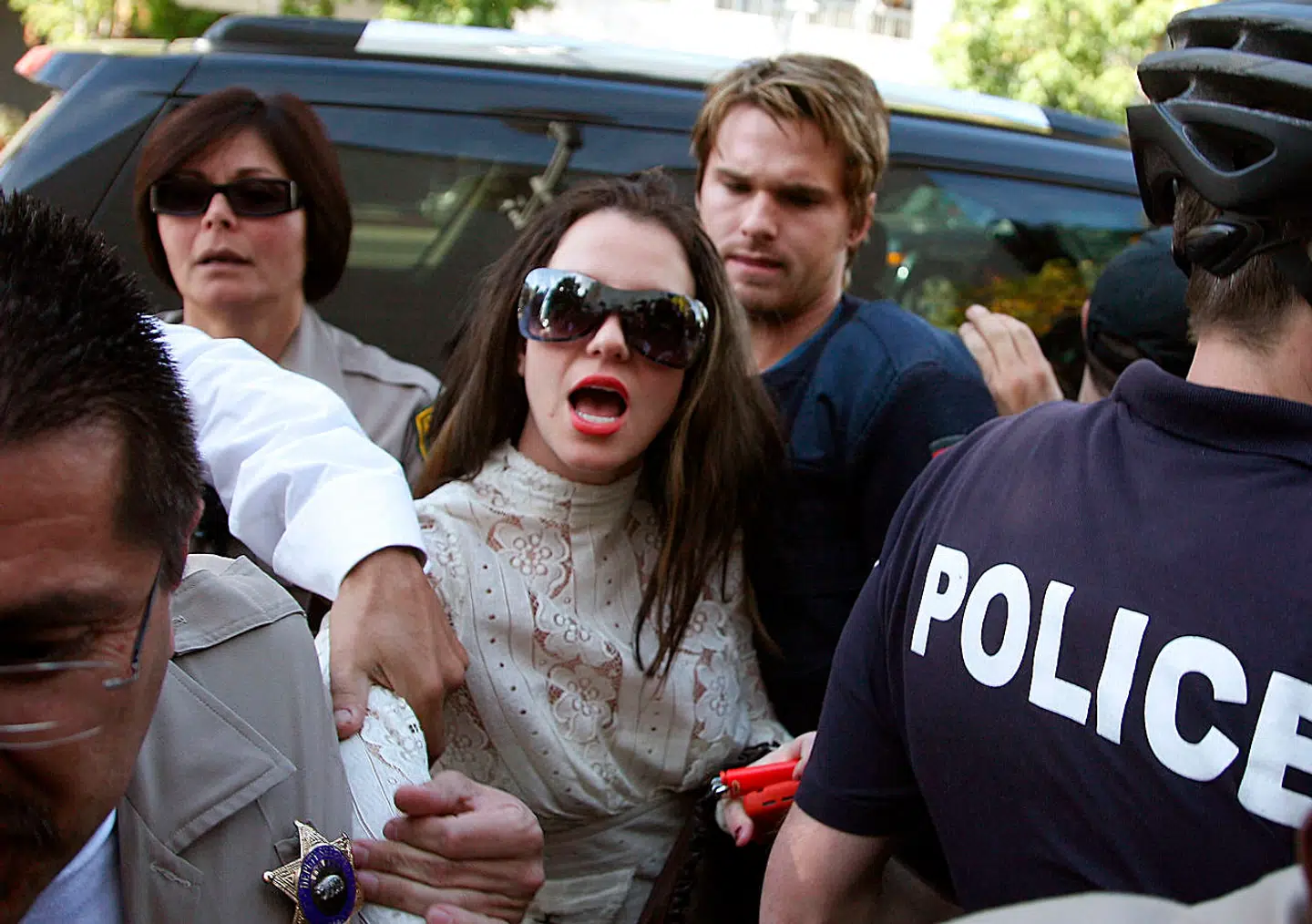 I 2008 knækkede filmen endelig for Britney Spears. Her forsøger popdivaen at gå i flæsket på nærgående journalister uden for retsbygningen i Los Angeles. Begge Britneys sønner blev tvangsfjernet.