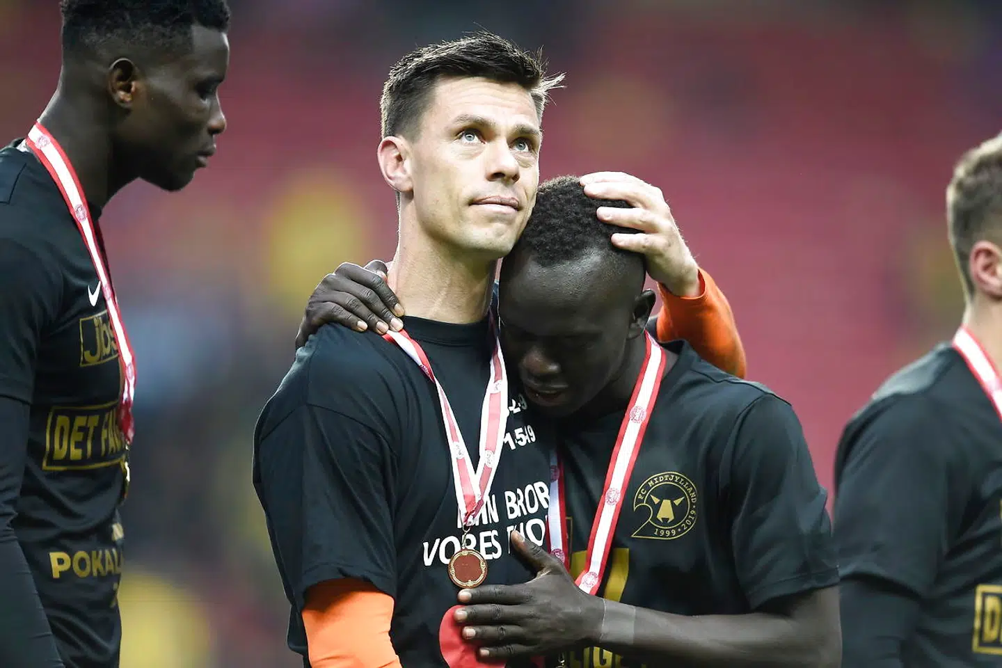 Jesper Hansen og Awer Mabil har begge mistet en søskende i 2019.