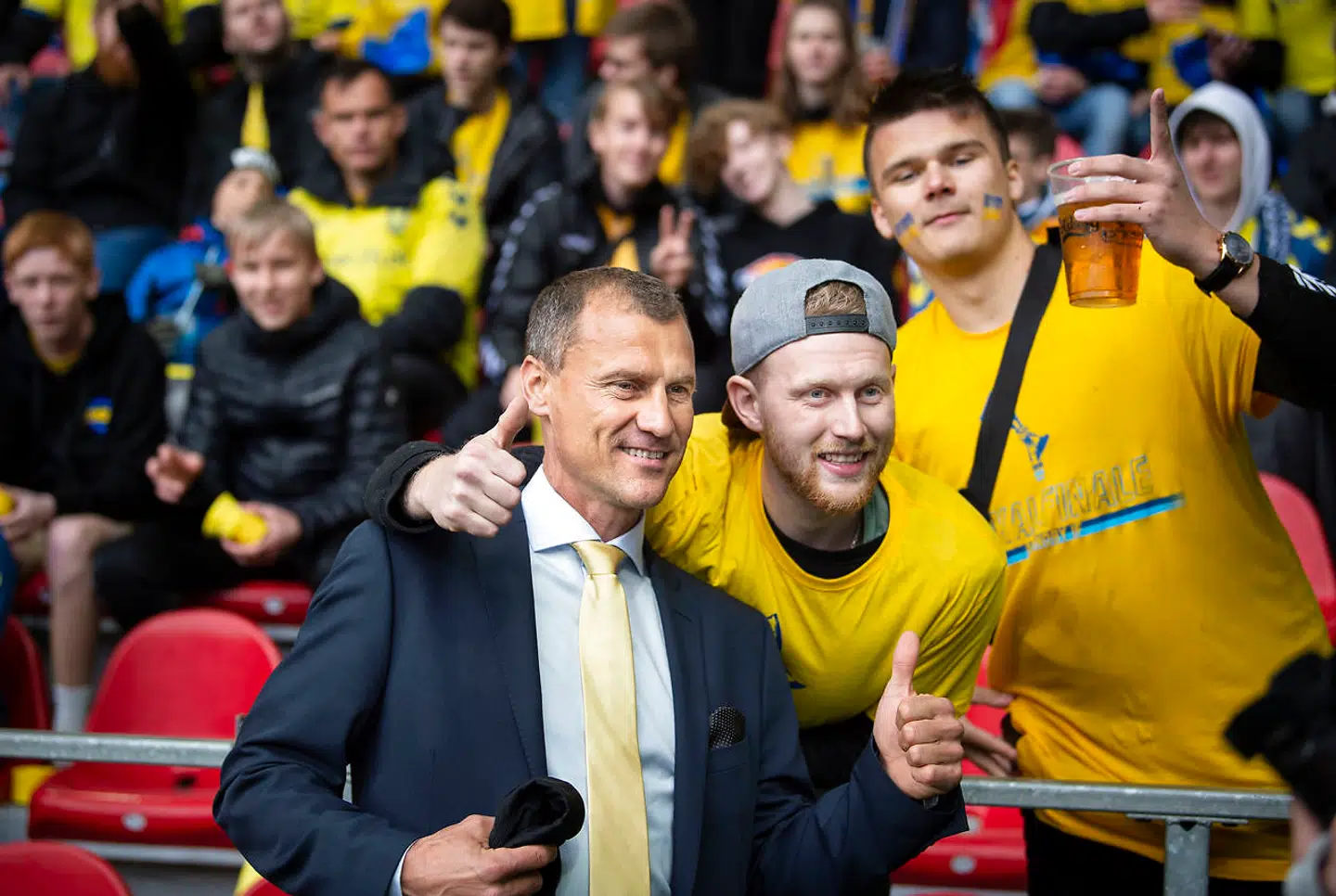 Sportsdirektør Ebbe Sand med Brøndby fans før pokalfinalen mellem Brøndby-FC Midtjylland i Telia Parken, fredag den 17 maj 2019
