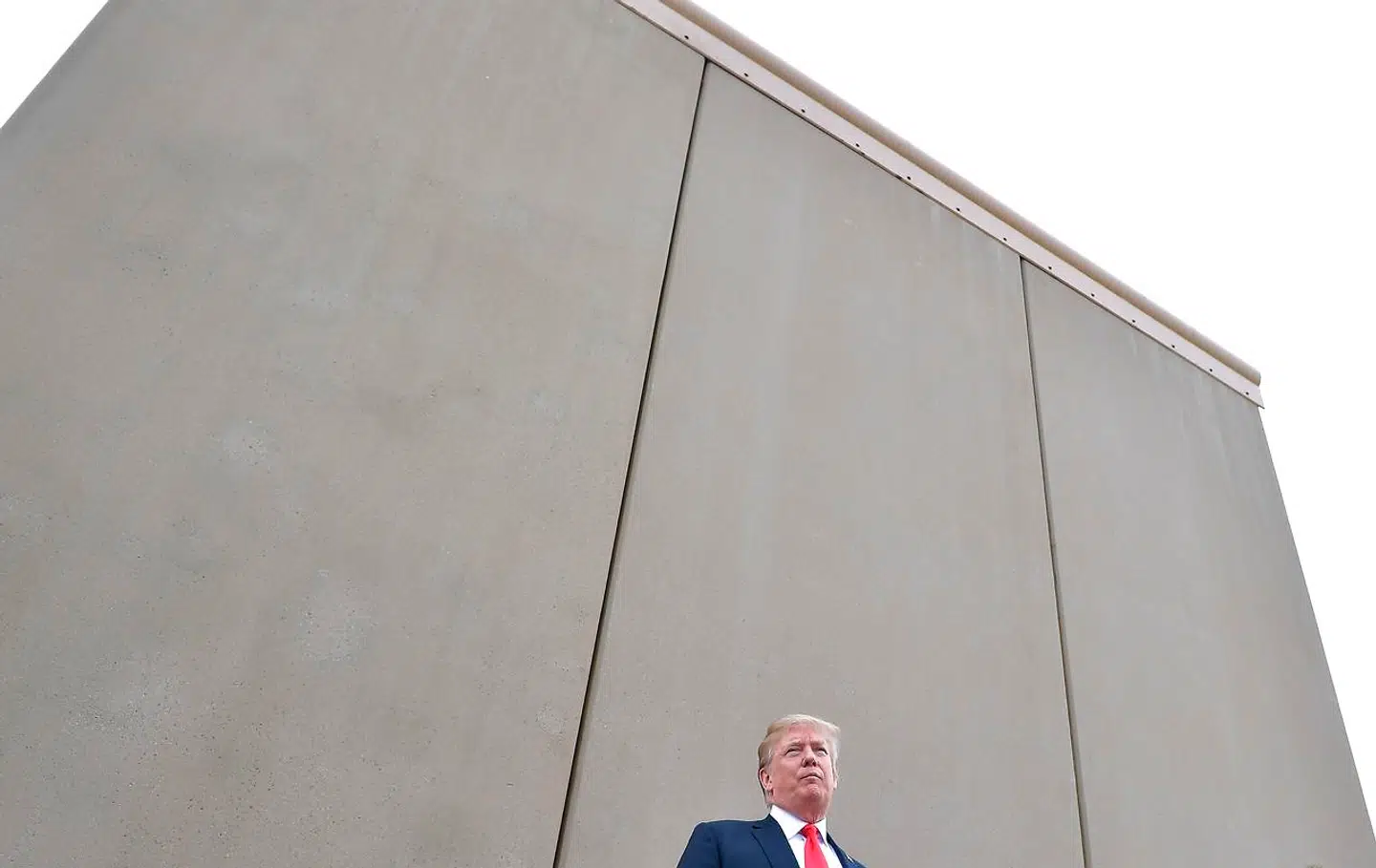 Donald Trumps helt store valgløfte var en over 3.000 kilometer lang og 18 meter høj mur imellem USA og Mexico. Indtil videre er det blot blevet til lidt modernisering. Her ses præsidenten foran en af flere foreslåede prototyper.
