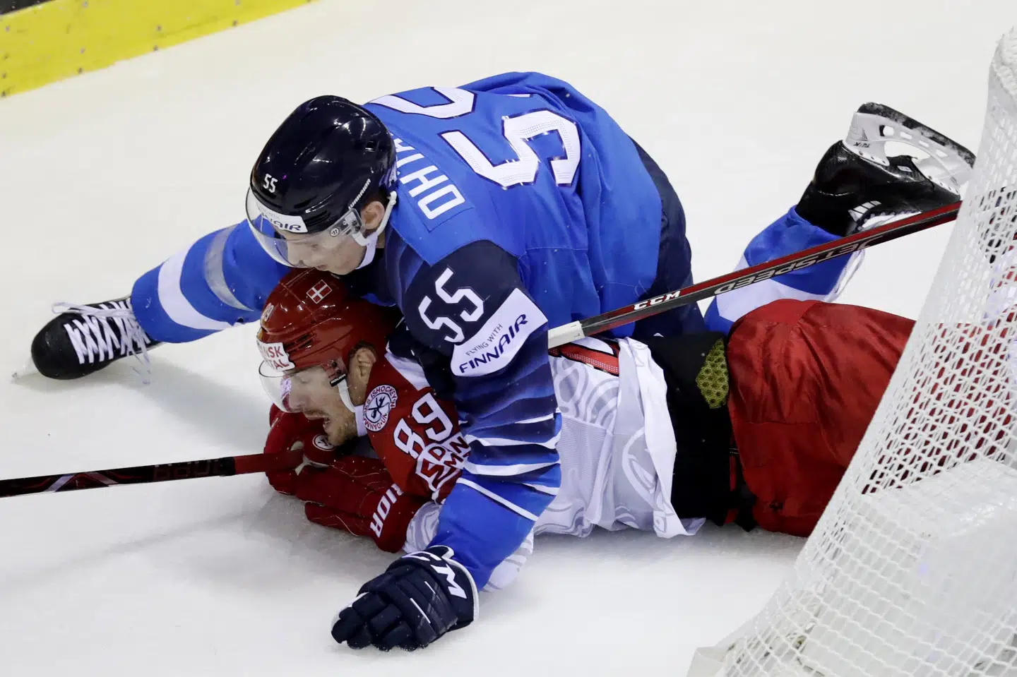 Mikkel Bødker og resten af det danske landshold gav Finland hård kamp, men tabte 1-3. David W Cerny/Reuters