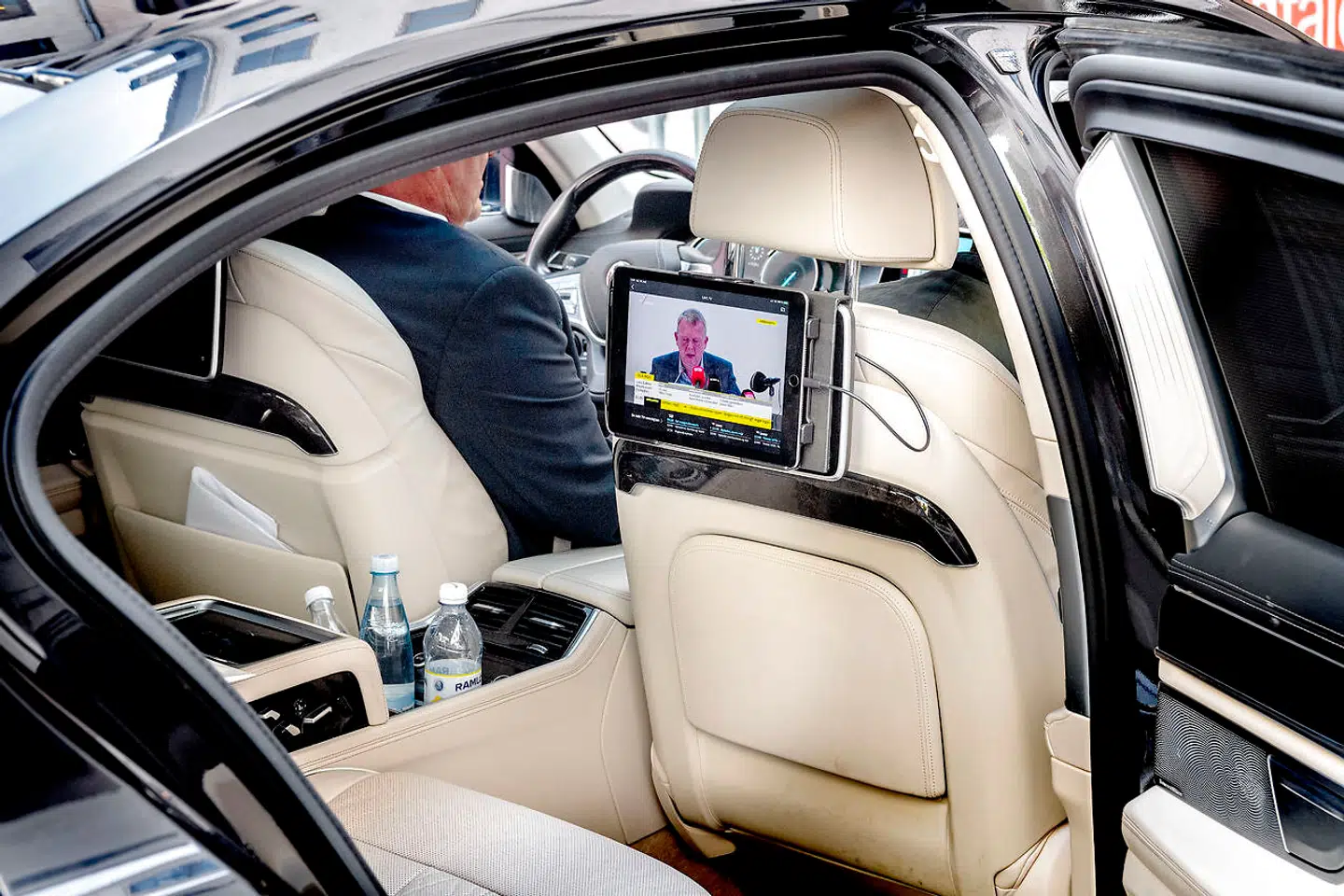 Pressemøde med statsminister Lars Løkke Rasmussen (V) på skærmen i Kristian Jensens (V) ministerbil.