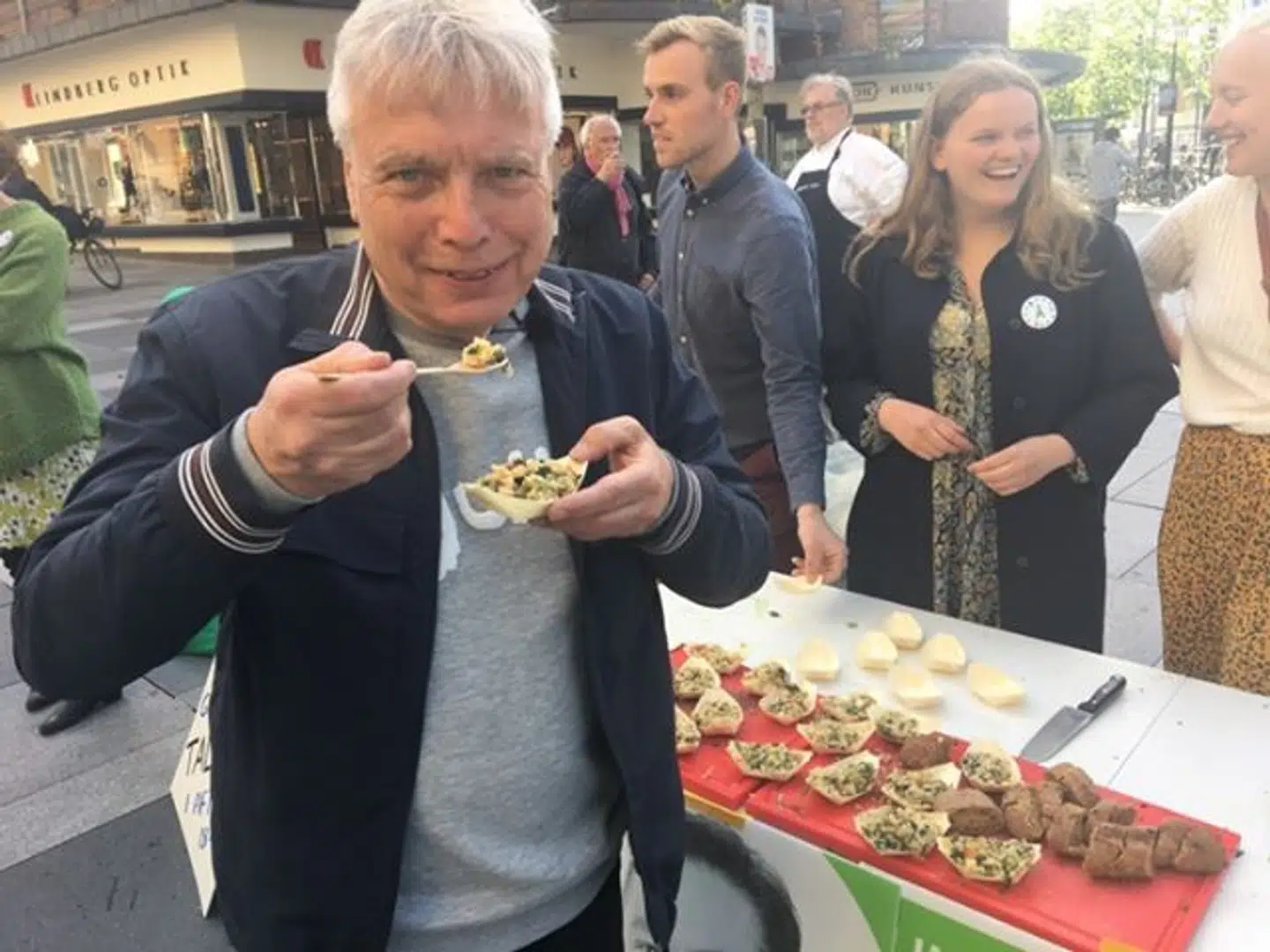 Her får Uffe Elbæk sig en portion af den hjemmelavede wok.