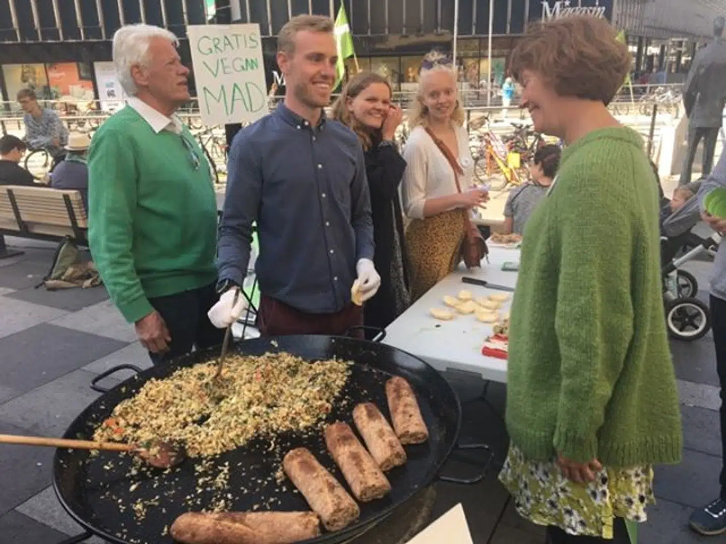 Her kan du se Alternativet dele mad ud.
