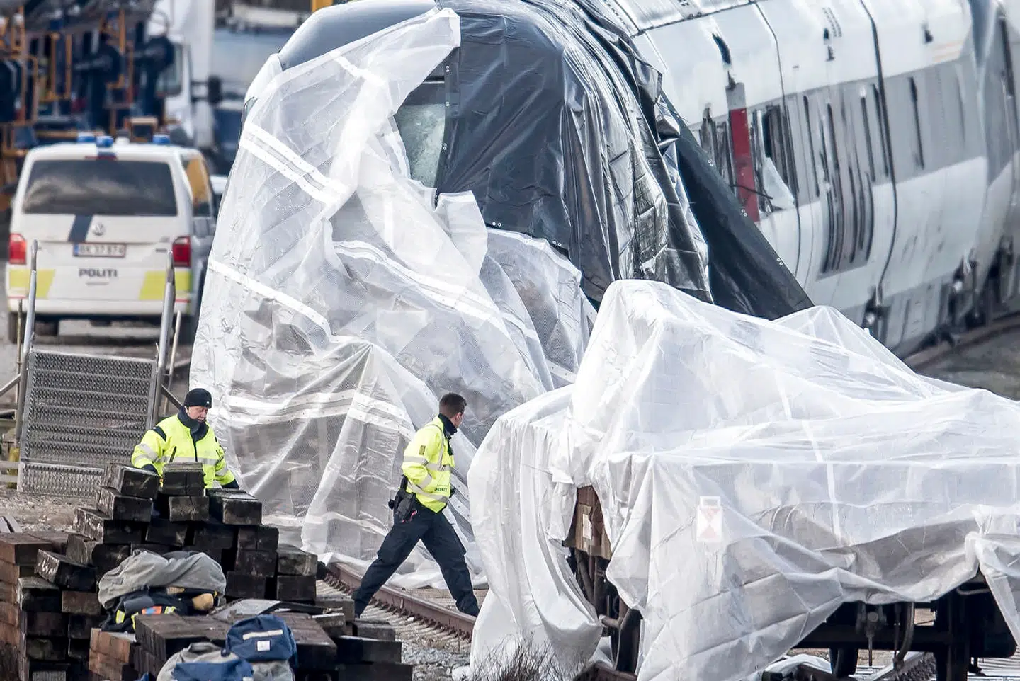 (ARKIV) Toget fra ulykken holder afdækket i Nyborg efter togulykken på Storebæltsbroen: Reportage dagen efter fra Nyborg, torsdag den 3. januar 2019. De fem kvinder og tre mænd, som omkom i togulykke på Storebælt, er identificeret. Sorte bokse kan give svar på, hvilke omstændigheder der førte til dødsulykken. Det skriver Ritzau fredag den 4. januar 2019. (Foto: Mads Claus Rasmussen/Ritzau Scanpix)