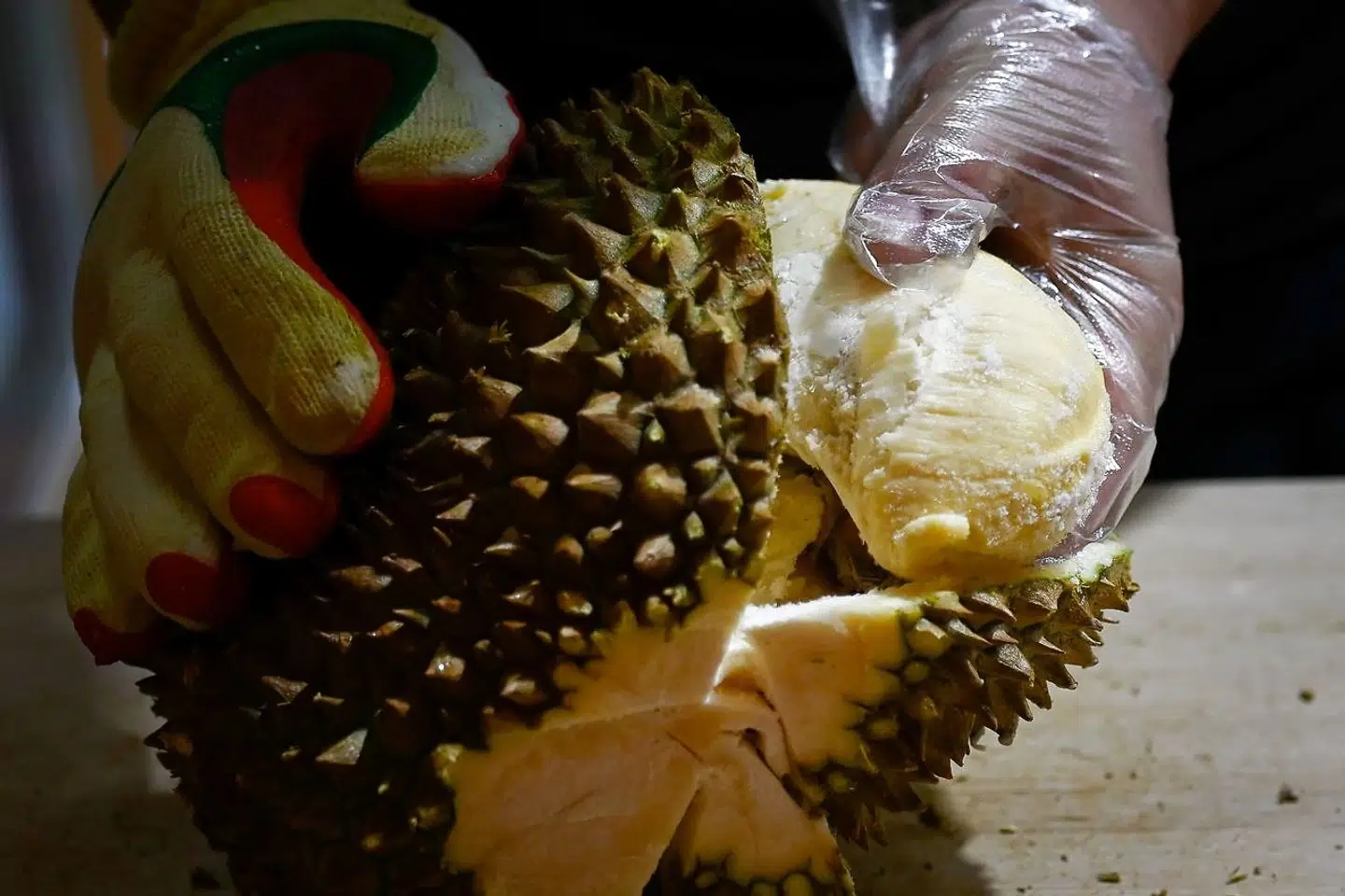 Her bliver en durian skrællet af en ansat i en butik i Kina.