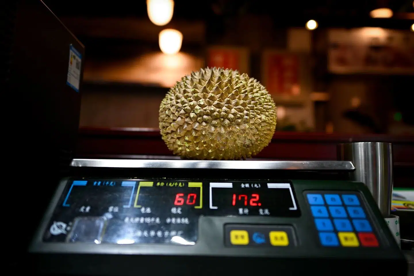 Her bliver en durian vejet i en butik i Kina.