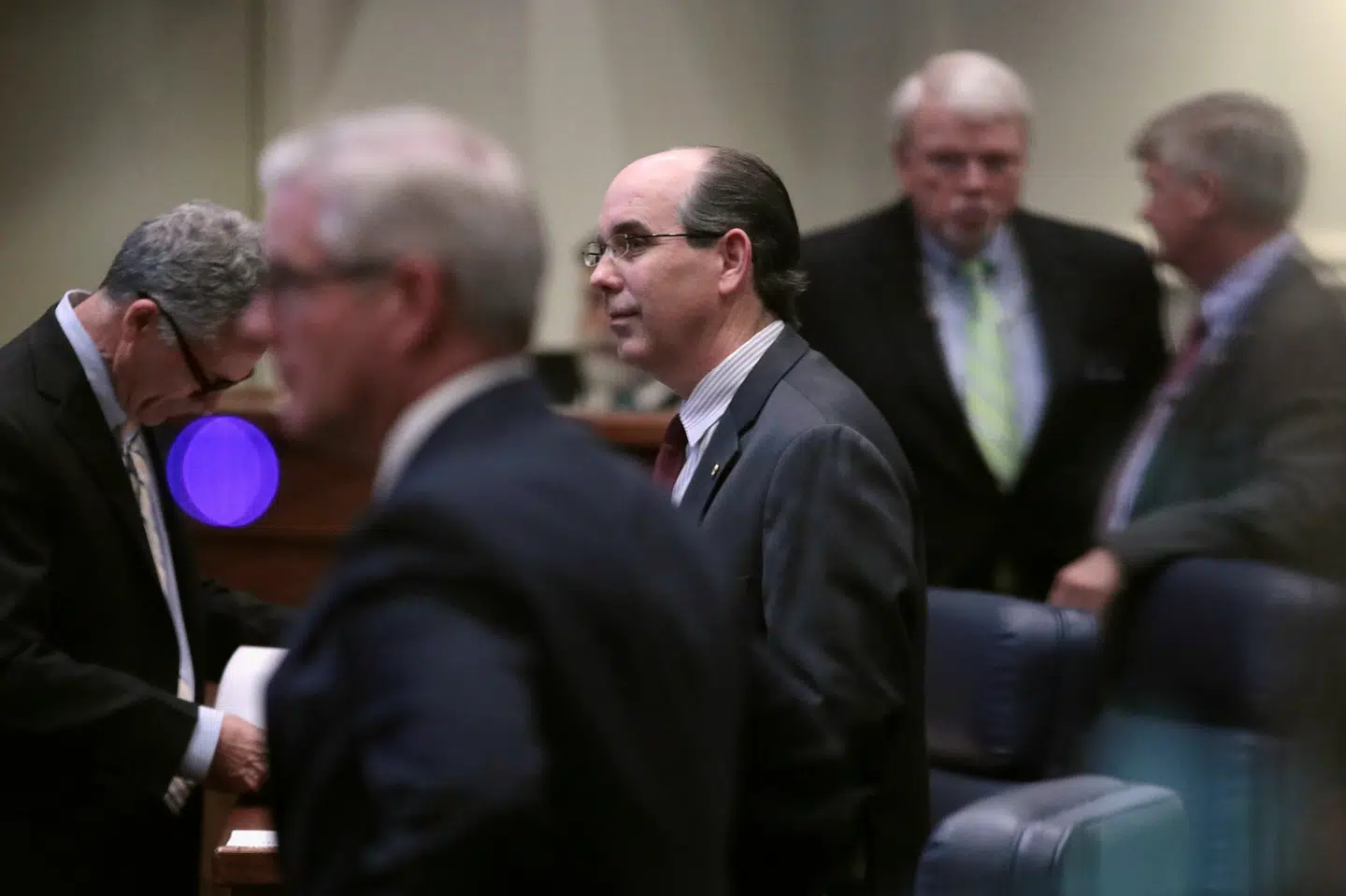 Her ses den republikanske senator Clyde Chambliss (i midten) sammen med andre senatorer fra Alabama forud for en afstemning om delstatens abortlovgivning natten til onsdag dansk tid. Christopher Aluka Berry/Reuters