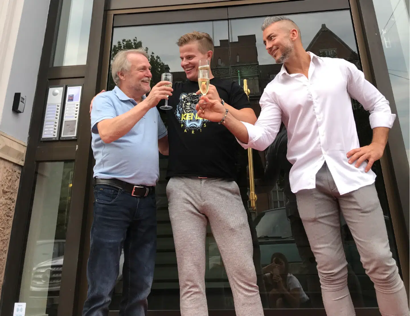 Jan Knudsen (tv), Brian Knudsen (midten) og Frantz Weideman (th) driver Restaurant ilden. Her har de netop åbnet restauranten i København,