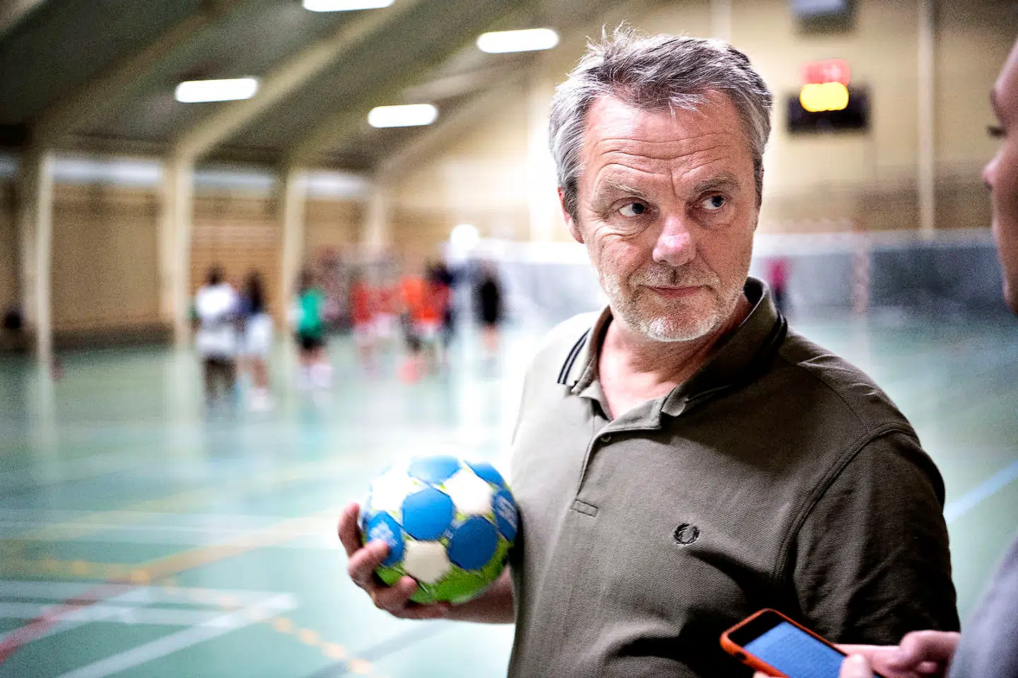 Claus Andersen træner U10-pigerne i Freja Håndboldklub i Brønshøj.