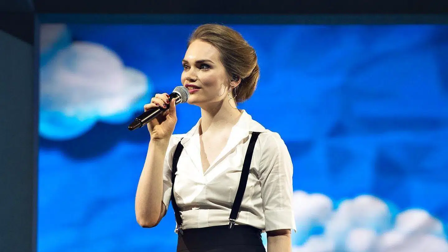 Leonora repræsenterer Danmark til Eurovision med sangen 'Love Is Forever'.