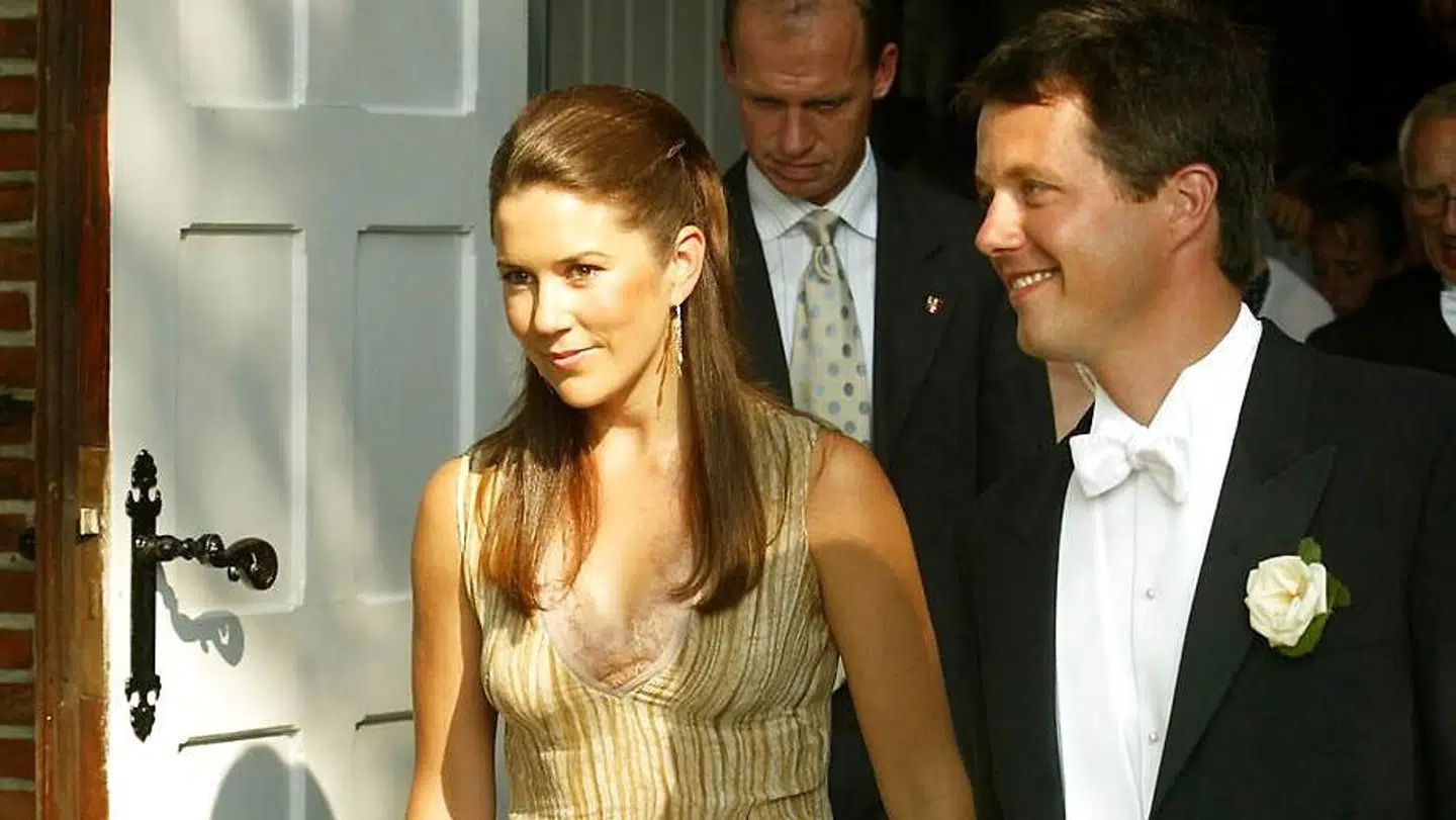 Første gang kronprinsparret var ude sammen offentligt, var da Kronprins Frederik havde Mary Donaldson (som hun dengang hed) med ved Jeppe Handwerk og Birgitte Zachaus bryllup på Langeland tilbage i år 2002.