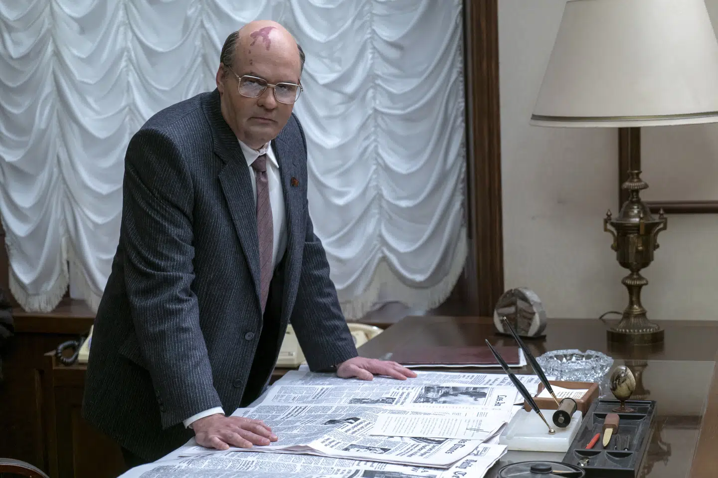 David Dencik spiller i HBO-serien Chernobyl rollen som Mikhail Gorbatjov, og det krævede en del tid i sminken. HBO Nordic/Free