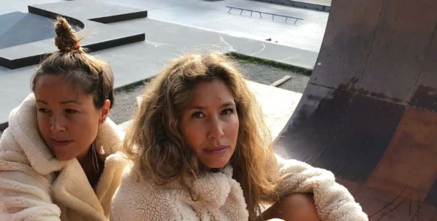 Pia Silfen (tv.) og Naja Silfen (th.) er indehavere af det succesfulde firma Núnoo. Nu tjener de endda mere end deres forældre. Foto: Núnoo.