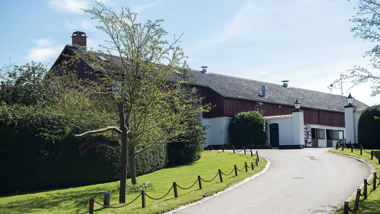Finansmanden Christian Kjær bor sammen med sin kone, Susan Astani, på Sandbjerggaard i Hørsholm. Det er den ejendom, de nu vælger at sælge.