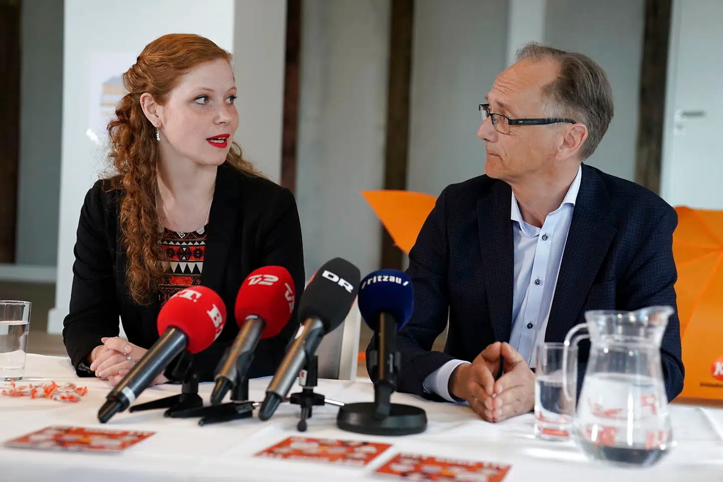 Stig Grenov og Isabella Arendt på pressemødet mandag, hvor næstformanden midlertidigt overtog roret.