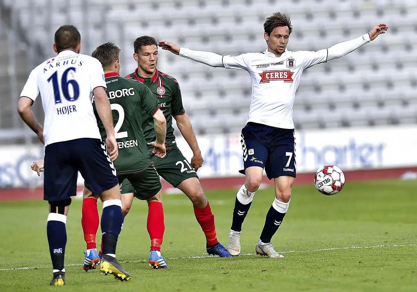AGF's Casper Højer Nielsen og Jakob Ankersen i duel med AaB'erne Patrick Kristensen og Kasper Risgård.