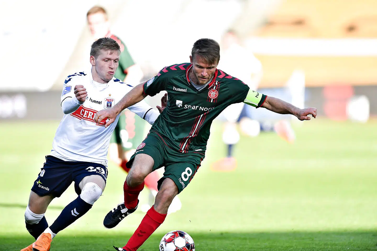 AaB's Rasmus Würtz i duel med AGF's Bror Blume.