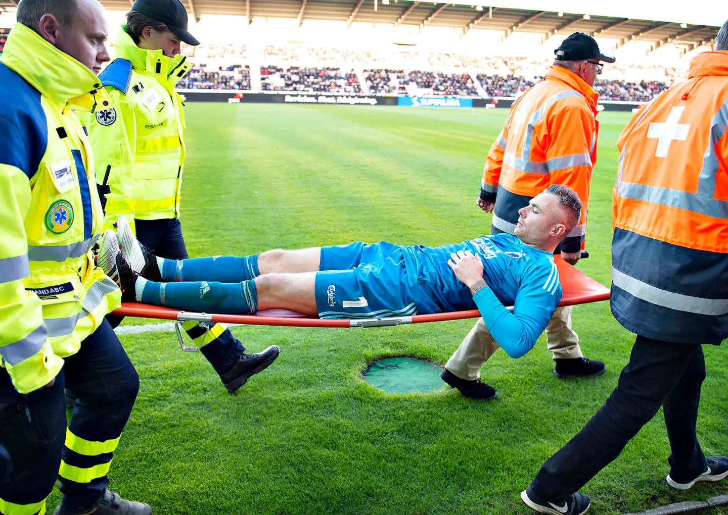 FC Københavns målmand Stephan Andersen skades og må forlade banen i Superligakampen FC Midtjylland mod FC København på MCH-Arena i Herning, 12. maj 2019.. (Foto: Henning Bagger/Ritzau Scanpix)