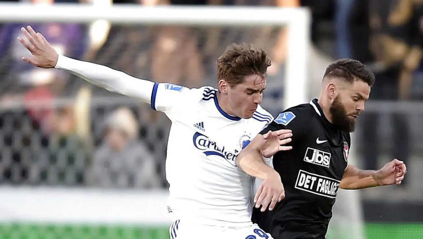 Marc Dal Hende, FC Midtjylland (th) og Robert Skov, FC København i aktion i Superliga kampen mellem FC Midtjylland og FC København på MCH Arena i Herning.