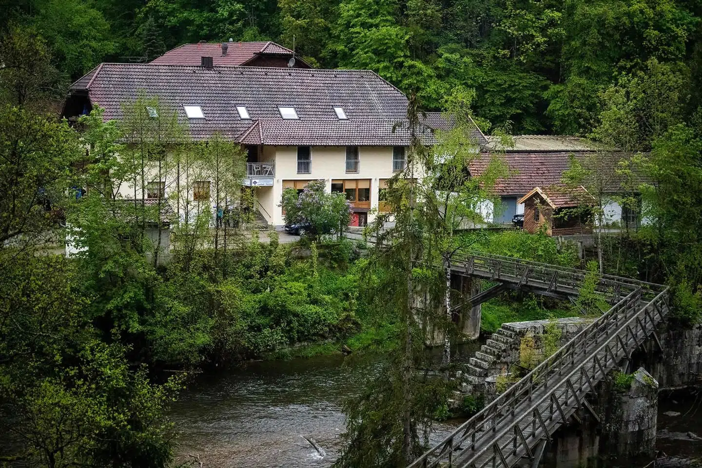 De tre dræbte blev fundet på et pensionat i det østlige Bayern.