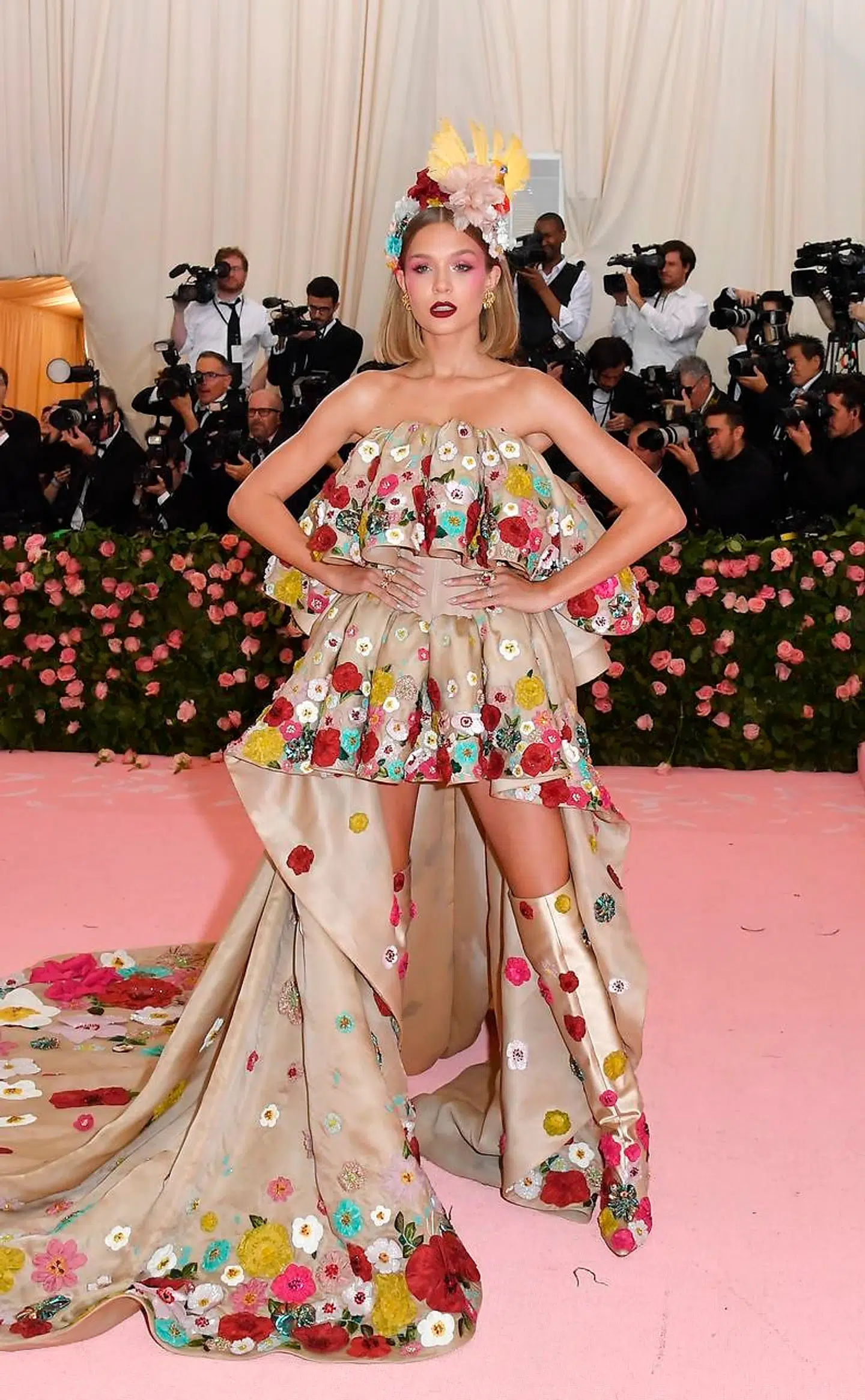 Josephine Skriver ankommer til Met Gala. (Photo by ANGELA WEISS / AFP)