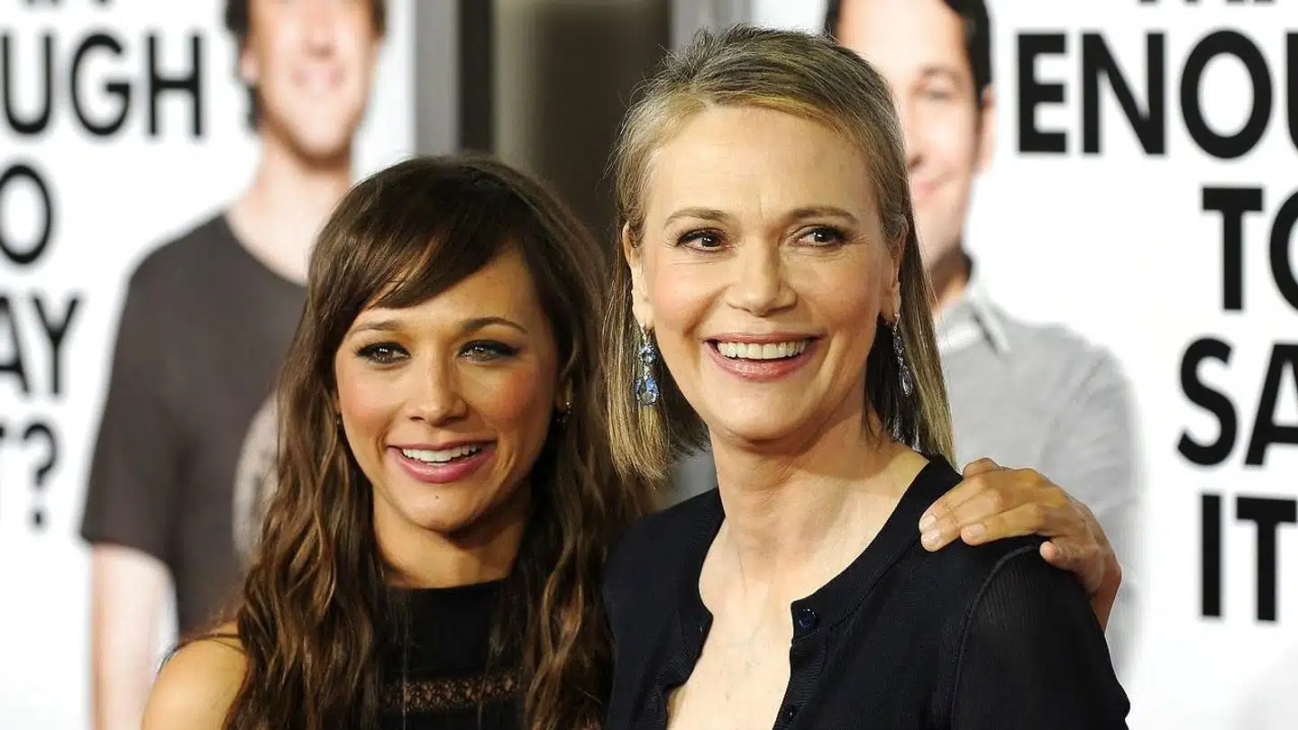 Til venstre ses skuespilleren Rashida Jones stående ved siden af sin mor Peggy Lipton.