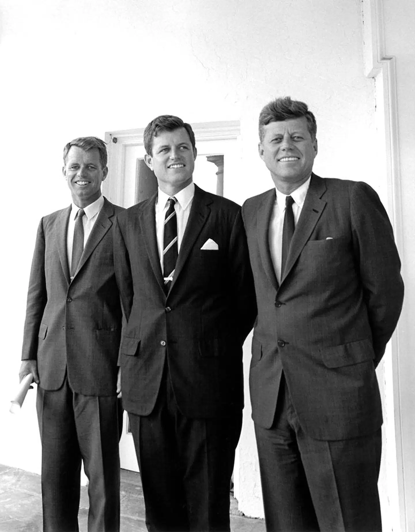 Her ses Robert F. Kennedy helt ude til venstre. I midten er det Ted Kennedy og til højre præsident John F. Kennedy.