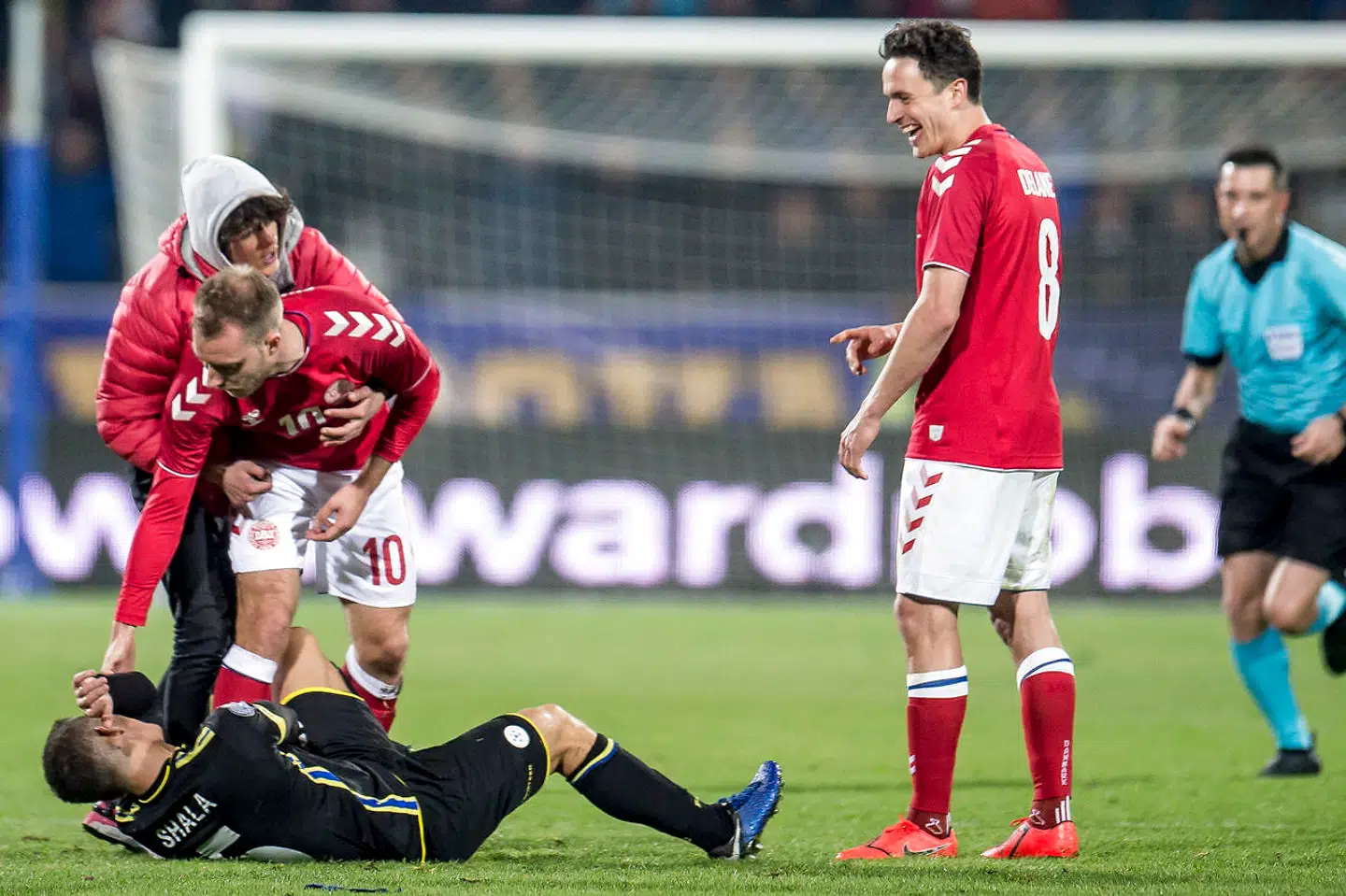 En baneløber kommer på banen for at omfavne Danmarks Christian Eriksen under venskabskampen mellem Kosovo og Danmark. »Hvad hvis han havde haft en kniv eller gjort et eller andet mod Christian?« spørger Åge Hareide.