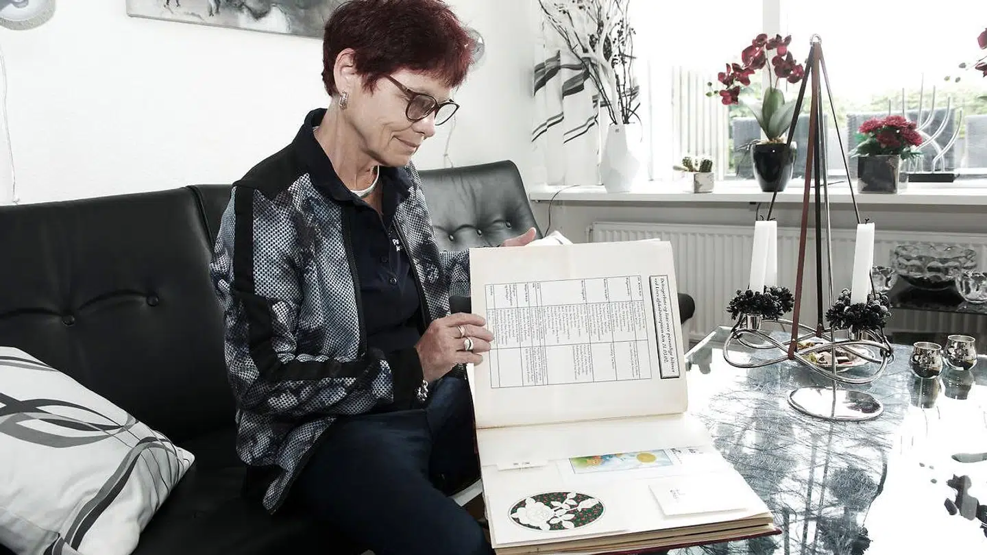 Lise Christiansen måtte i 2001 sige farvel til kollegaer pga. sygdom. Dem var hun ked af ikke længere at skulle have i sit liv. Kollegaerne lavede en fotobog til hende i afskedsgave, som hun er rigtig glad for. Det er den, hun bladrer i på billedet.