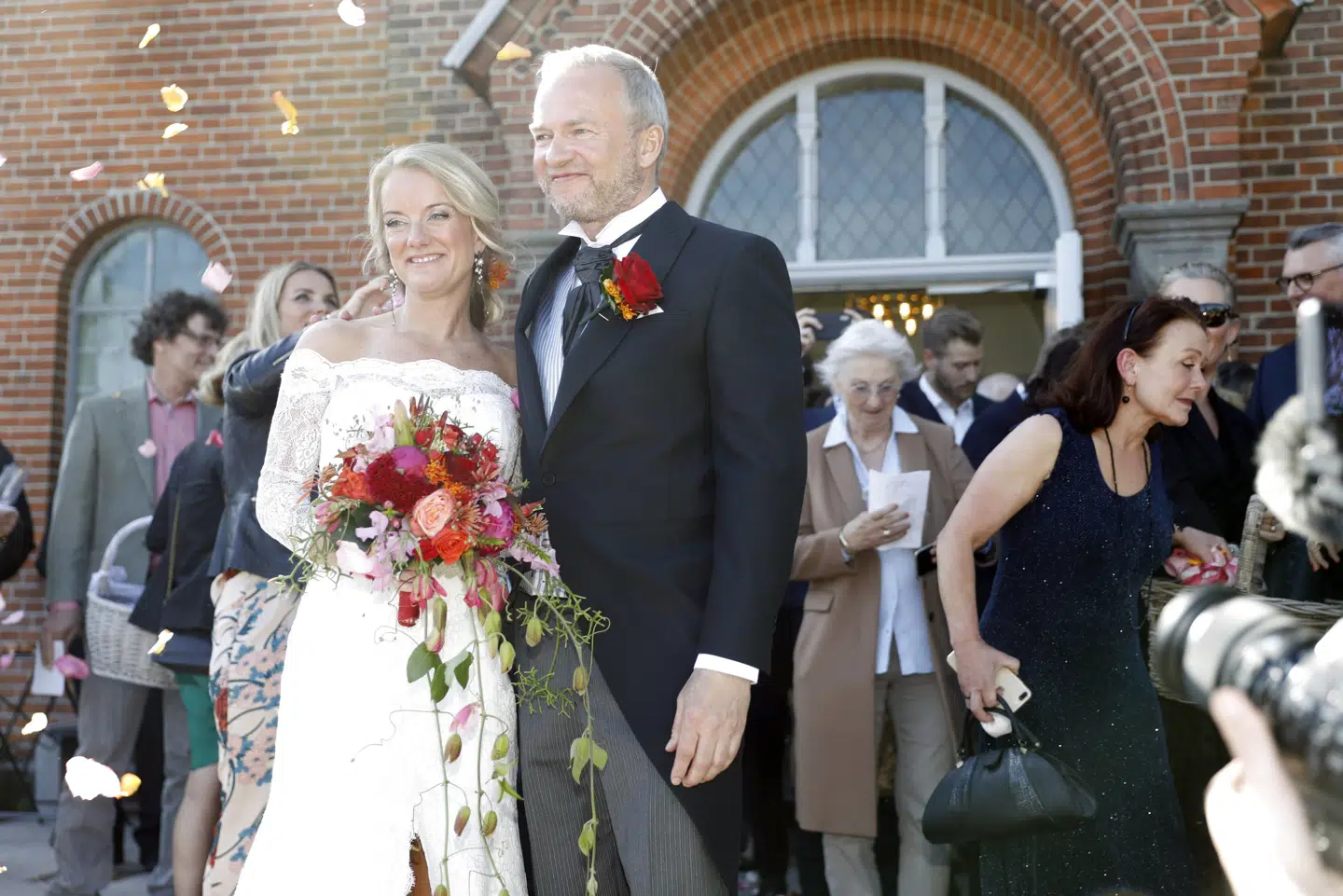 Pernille Vermund og Lars Tvede er lørdag blevet gift i Espergærde, og senere på dagen holder det nygifte par en bryllupsmiddag med familien efterfulgt af en bryllupsfest med familie, venner og bekendte. Nikolai Linares/Ritzau Scanpix