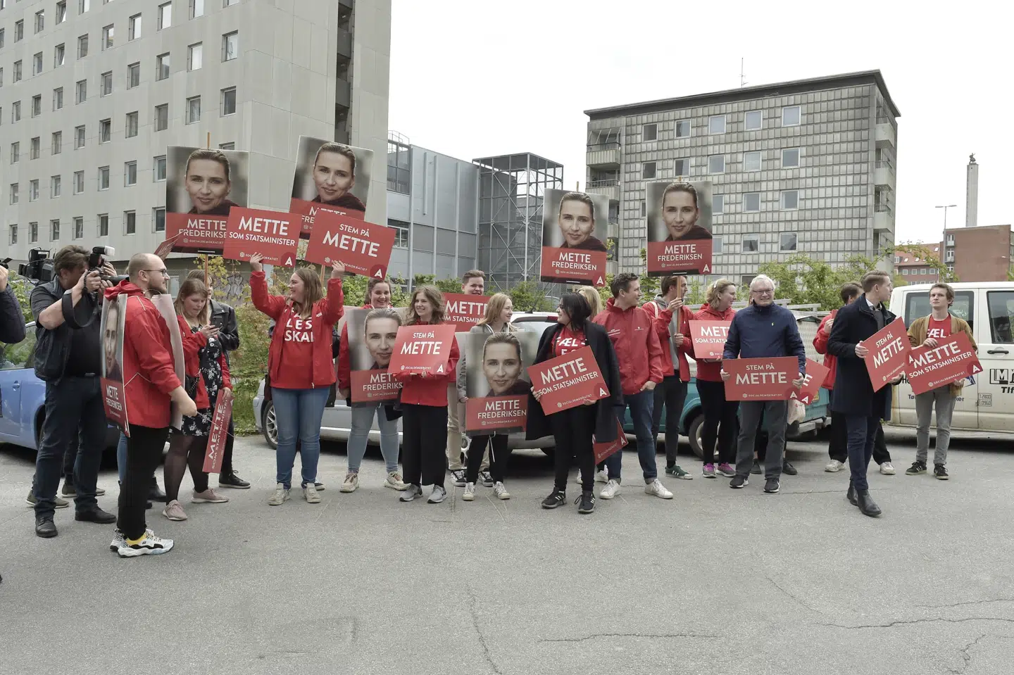 Socialdemokratiets formand, Mette Frederiksen, indledte fredag sin valgkamp på Aalborg Katedralskole, hvor partisoldaterne stod klar til at tage imod. Henning Bagger/Ritzau Scanpix