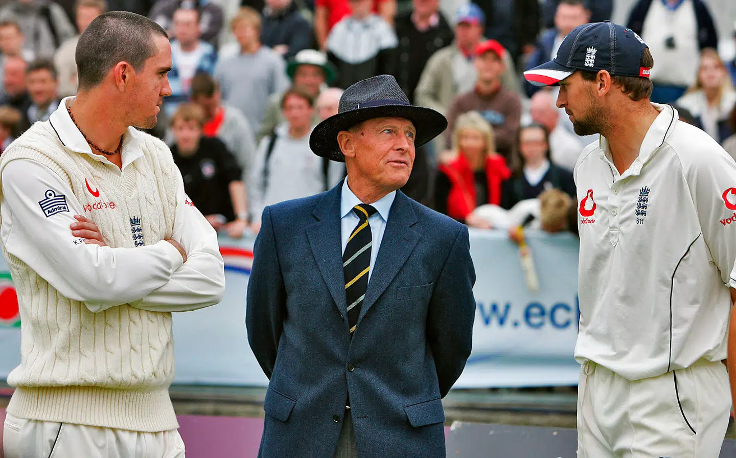 Geoffrey Boycott ses her i midten.