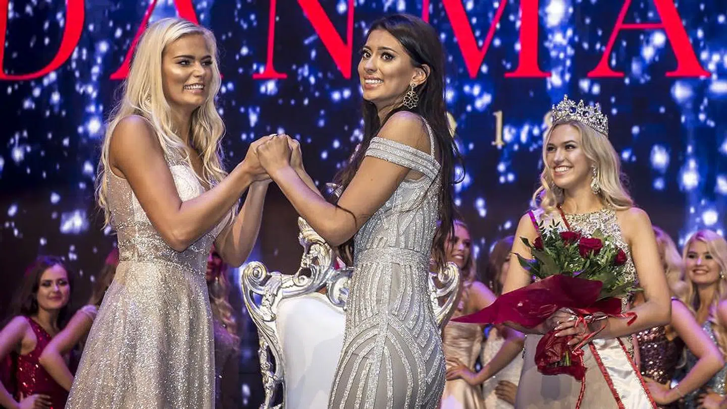 Tara Jensen (i midten) er blevet frataget sin titel efter kontrovers med organisationen Miss Danmark. Her ses hun til finalen, hvor hun blev nummer to. Førstepladsindehaveren Louise Sander Henriksen trak sig senere af personlig årsager, og Tara Jensen blev sendt til Miss World i Kina i stedet.