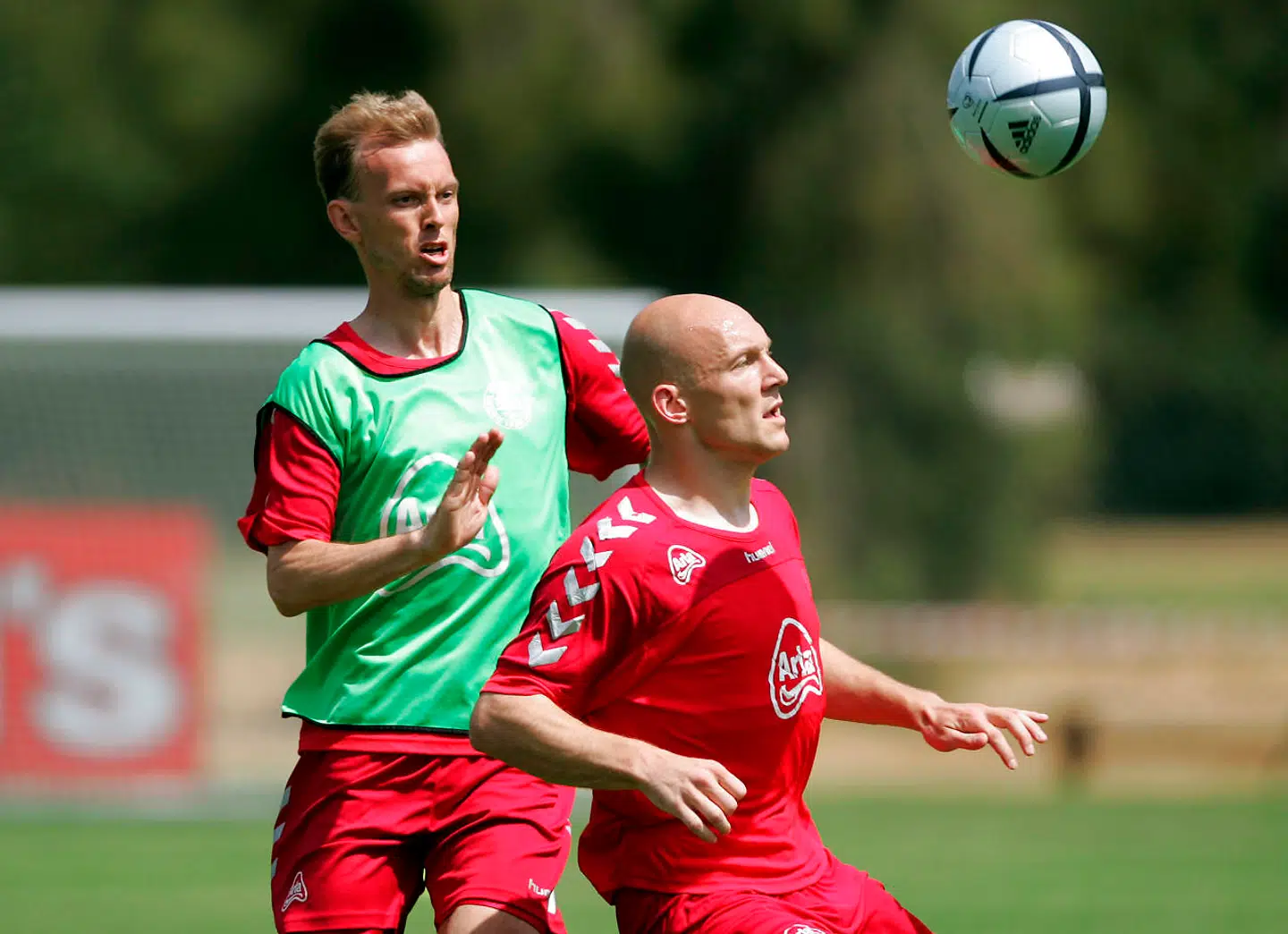 Det danske landshold deltog i 2004 ved EM. Her træner René Henriksen, til venstre, sammen med Thomas Gravesen.